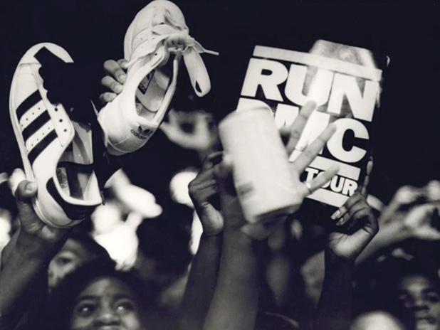 کتونی های ادیداس روی دستان تماشاگران کنسرت گروه Run DMC